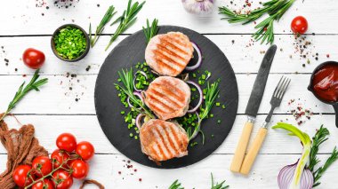 Biberiye ve baharatlı barbekü domuz eti madalyonu. Üst Manzara. Metnin için boş yer.