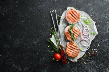 Biberiye ve baharatlı barbekü domuz eti madalyonu. Üst Manzara. Metnin için boş yer.