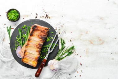 Biberiye ve baharatlı domuz pirzolası. Üst Manzara. Metnin için boş yer.