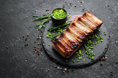 Biberiye ve baharatlı domuz pirzolası. Üst Manzara. Metnin için boş yer.