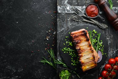 Biberiye ve baharatlı domuz pirzolası. Üst Manzara. Metnin için boş yer.