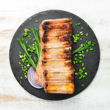 Biberiye ve baharatlı domuz pirzolası. Üst Manzara. Metnin için boş yer.