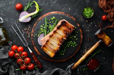 Biberiye ve baharatlı domuz pirzolası. Üst Manzara. Metnin için boş yer.