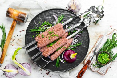 Biberiye ve soğanlı geleneksel kebap. Izgara dana şiş. Üst Manzara. Metnin için boş yer.