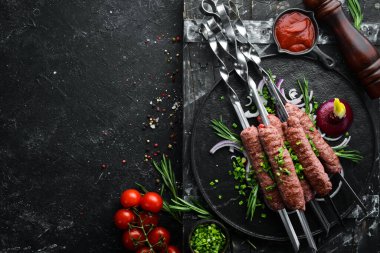 Biberiye ve soğanlı geleneksel kebap. Izgara dana şiş. Üst Manzara. Metnin için boş yer.