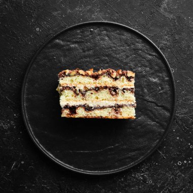 Fındıklı ve çikolatalı lezzetli pasta. Üst görünüm.