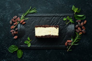 Bir parça tatlı cheesecake. Üst Manzara. Metnin için boş yer.