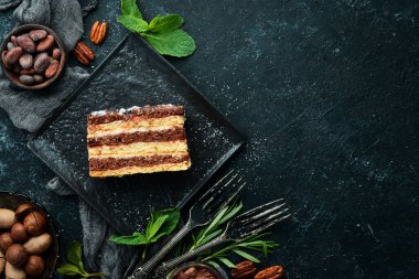 Bir parça çikolatalı pasta. Üst görünüm.