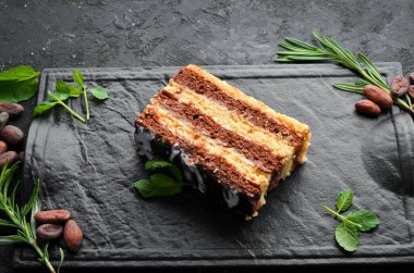 Bir parça çikolatalı pasta. Üst görünüm.