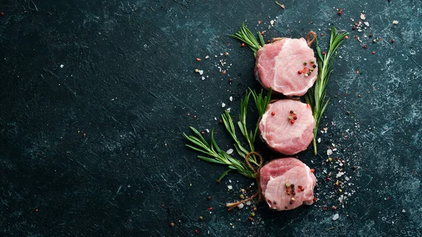 Medalioane Brute Carne Porc Condimente Pentru Grătar Privire Sus Spațiu — Fotografie, imagine de stoc