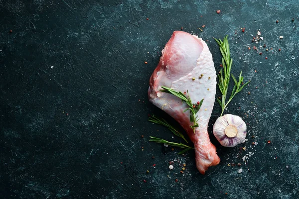 Rauwe Kalkoen Dij Met Kruiden Kalkoenvlees Bovenaanzicht Vrije Ruimte Voor — Stockfoto