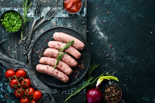 Nyers Barbecue Kolbász Fűszerekkel Zöldségekkel Első Látásra Szabad Hely Szövegnek — Stock Fotó
