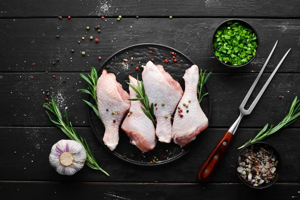 Bâtonnets Poulet Cru Avec Romarin Épices Légumes Vue Dessus Espace — Photo