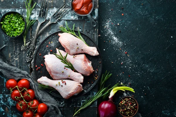 Ωμά Μπούτια Κοτόπουλου Δενδρολίβανο Μπαχαρικά Και Λαχανικά Στο Πάνω Μέρος — Φωτογραφία Αρχείου