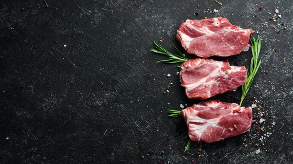 Filetes Carne Cruda Con Romero Especias Vista Superior Espacio Libre — Foto de Stock