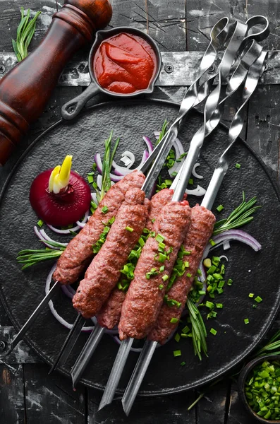 Traditioneller Kebab Mit Rosmarin Und Zwiebeln Gegrillte Kalbsspieße Ansicht Von — Stockfoto