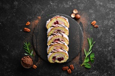 Kremalı ve kirazlı tatlı kek rulosu. Üst Manzara. Metnin için boş yer.