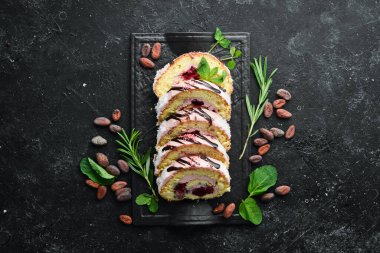 Kremalı ve kirazlı tatlı kek rulosu. Üst Manzara. Metnin için boş yer.