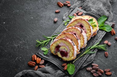 Kremalı ve kirazlı tatlı kek rulosu. Üst Manzara. Metnin için boş yer.