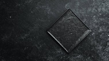 Siyah bir arka planda siyah bir plaka. Üst Manzara. Metnin için boş yer.