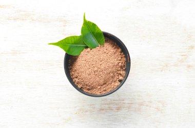 Baharatlar. Bir kasede fındık. Metnin için boş yer. Üst görünüm.