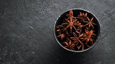 Noel baharatları. Anason yıldızları kaselerde. Üst görünüm.