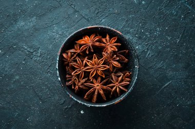 Noel baharatları. Anason yıldızları kaselerde. Üst görünüm.