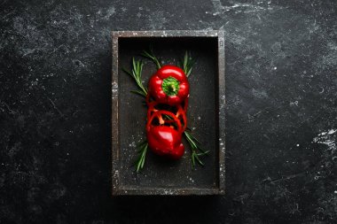 Siyah taşlı arka planda kırmızı dolma biber. Metnin için boş yer.