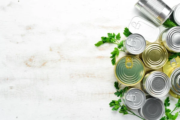 Comida Enlatada Tarros Estaño Sobre Fondo Madera Blanca Vista Superior — Foto de Stock