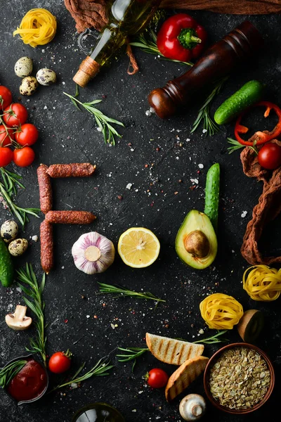 Egészséges Ételek Paradicsom Tészta Fűszerek Zöldségek Kolbászok Első Látásra Fekete — Stock Fotó