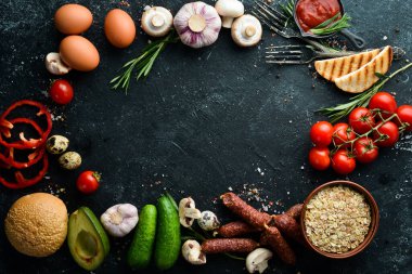 Sağlıklı beslenme malzemeleri. Kahvaltı hazırlığı. Yumurta, yulaf ezmesi, sosis ve taze sebzeler..