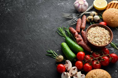 Sağlıklı beslenme malzemeleri. Kahvaltı hazırlığı. Yumurta, yulaf ezmesi, sosis ve taze sebzeler..