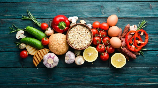 Ingredientes Para Desayuno Huevos Avena Salchichas Verduras Frescas Sobre Fondo —  Fotos de Stock