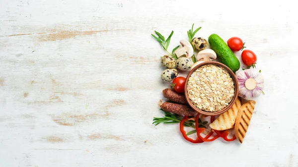 Ingredientes Nutrição Saudável Cozinhar Fundo Ovos Aveia Salsichas Legumes Frescos — Fotografia de Stock