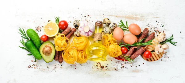 Fundo Alimentar Massa Seca Tomates Especiarias Legumes Fundo Madeira Branca — Fotografia de Stock