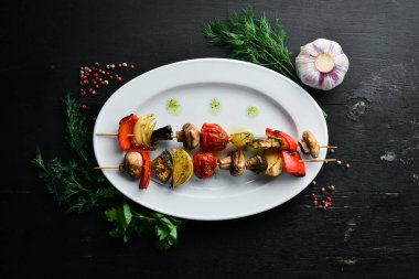 Sebze şişleri. Izgara sebze: mantar, dolma biber, domates ve soğan..