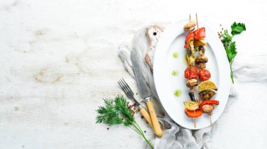 Sebze şişleri. Izgara sebze: mantar, dolma biber, domates ve soğan..