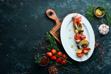 Sebze şişleri. Izgara sebze: mantar, dolma biber, domates ve soğan..