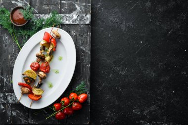 Sebze şişleri. Izgara sebze: mantar, dolma biber, domates ve soğan..