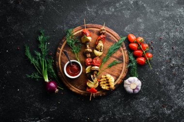 Sebze şişleri. Izgara sebze: mantar, dolma biber, domates ve soğan..