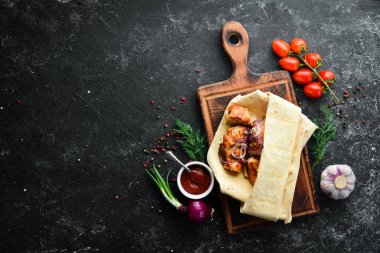 Pita ekmeğinde soğanlı tavuk kebabı. Et şişleri. Üst görünüm.