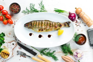 Izgara alabalık. Deniz ürünleri. Üst görünüm.