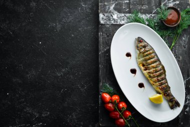 Izgara alabalık. Deniz ürünleri. Üst görünüm.