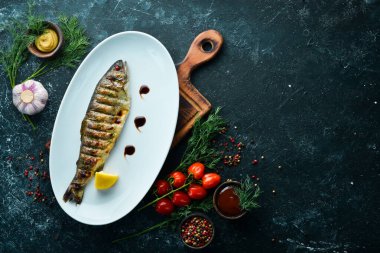 Izgara alabalık. Deniz ürünleri. Üst görünüm.