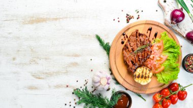 Tahtasında sebze olan sulu domuz bifteği. Üst görünüm.