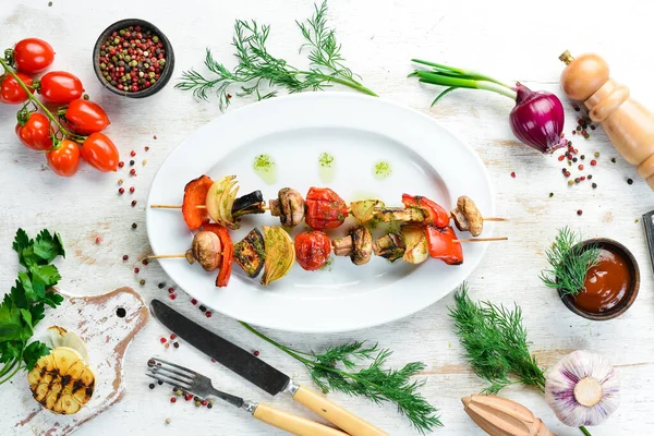 Vegetable Skewers Grilled Vegetables Mushrooms Bell Peppers Tomatoes Onions — Stock Photo, Image