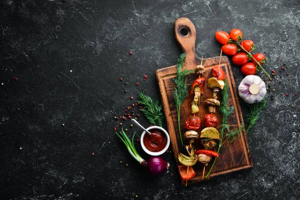 Sebze şişleri. Izgara sebze: mantar, dolma biber, domates ve soğan..