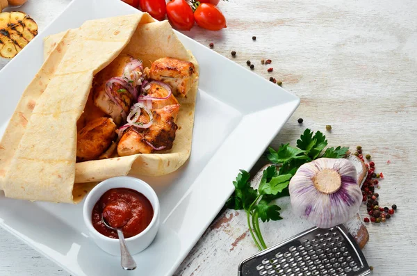 Chicken Kebab Onions Pita Bread Meat Skewers Top View — Stock Photo, Image