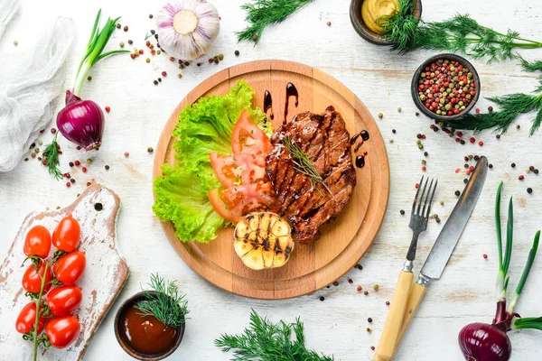 Bife Porco Assado Suculento Com Legumes Tabuleiro Vista Superior — Fotografia de Stock