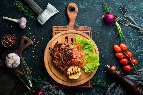 Šťavnatý Pečený Vepřový Steak Zeleninou Desce Horní Pohled — Stock fotografie